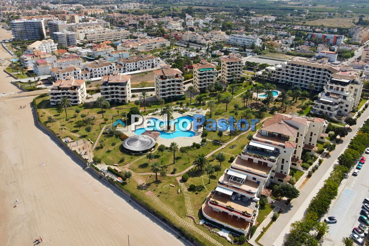 Apartamento primera línea de playa, urbanización Playa Grande