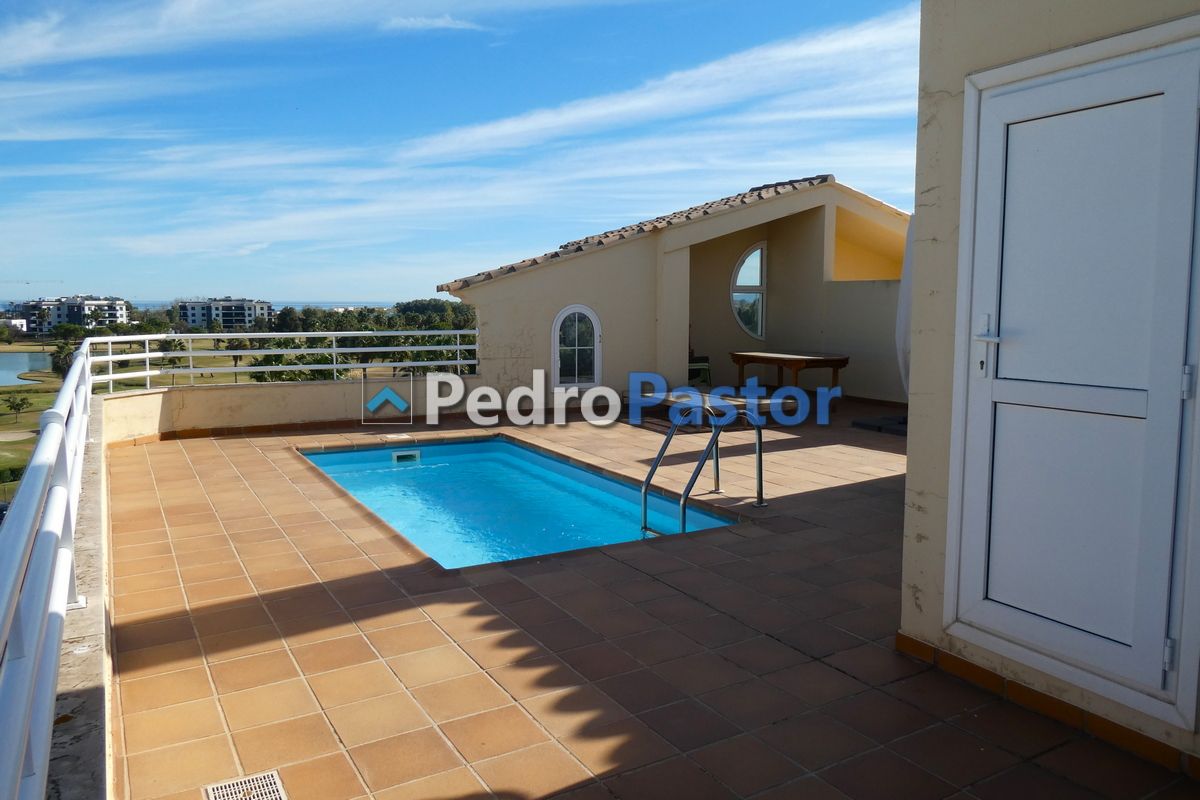 Ático dúplex de 3 dormitorios con piscina privada en Oliva Nova